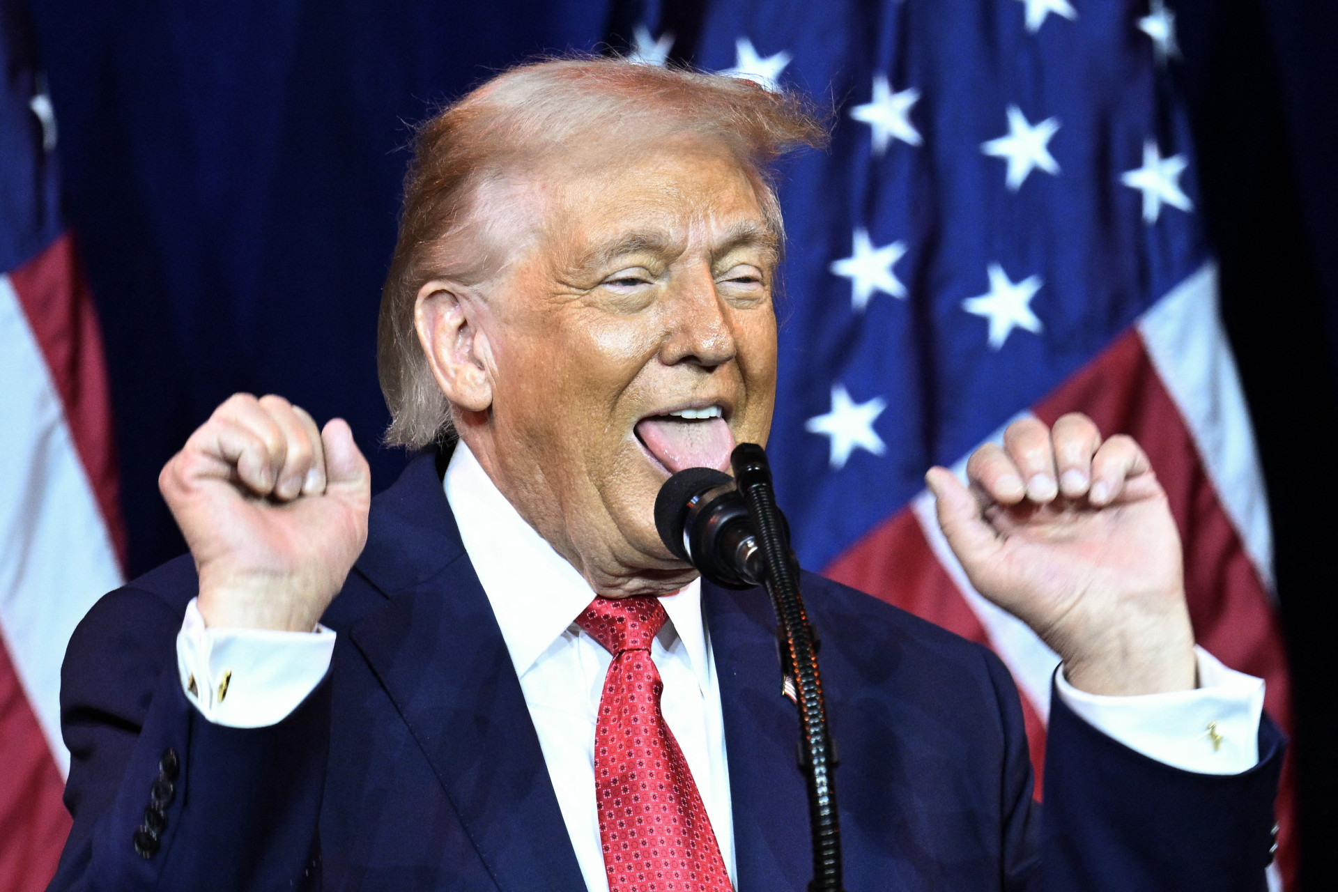 Presidente dos EUA, Donald Trump, em discurso durante o retiro de membros do Partido Republicano, na Câmara dos Representantes, três dias depois de invadir a Venezuela (Foto: MANDEL NGAN / AFP)