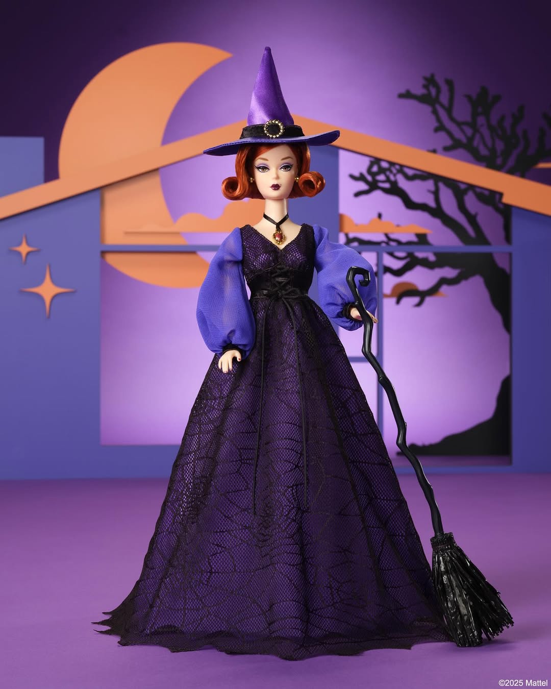 Barbie Signature 12 dias de Halloween (2025) – Edição especial lançada para comemorar o Halloween, com formato de contagem regressiva de 12 dias até a data. Parte da linha Barbie Signature Gold Label, inclui boneca com traje de bruxa vintage, segunda fantasia, acessórios temáticos e certificado de autenticidade.
