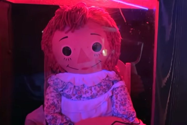 Pouco tempo depois, ela e sua colega de quarto começaram a perceber eventos estranhos: a boneca mudava de posição sozinha, aparecia em cômodos diferentes e mensagens escritas em papel de pergaminho surgiam misteriosamente.