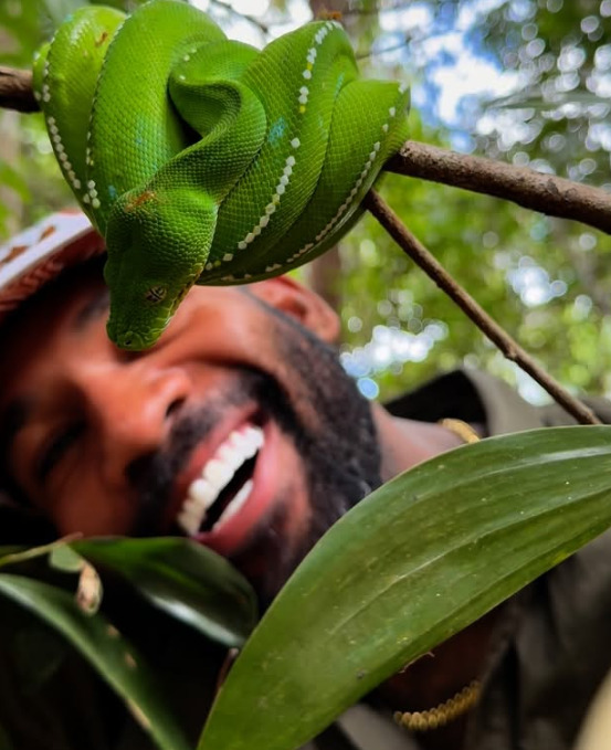 Holston se intitula o 'verdadeiro Tarzan' e costuma publicar imagens que ele grava com diversos animais. 
