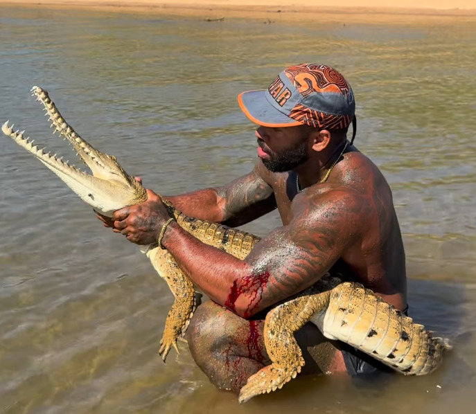 O vídeo do crocodilo alcançou rapidamente mais de 800 mil visualizações. Mas entidades de defesa dos animais se posicionaram contra esse tipo de ação. Foi em Queensland, na Austrália. E Holston disse que, desde criança, queria pegar um crocodilo na Austrália. 