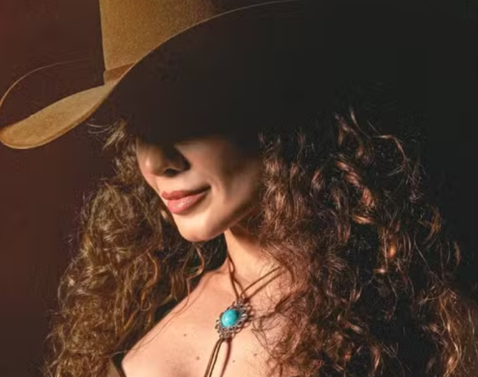 O EP reúne cinco faixas inéditas, incluindo “Aonde Foi Parar”, “Duelo” e “Novela”, além de “Pai e Filha”, parceria com Sérgio Reis que celebra memórias e afeto. O trabalho reforça a combinação entre delicadeza, intensidade e vulnerabilidade que caracteriza essa nova etapa da cantora.