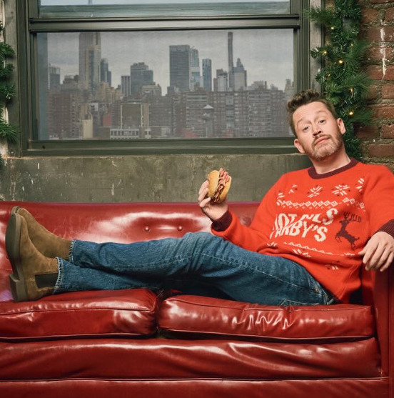 Em entrevista a um podcast, o ator disse que vivia um relacionamento “amargo” com o pai e que decidiu se afastar da atuação naquele período. “Eu fiz meu nome, minha marca e minha fortuna”, afirmou ao explicar a decisão de encerrar a relação profissional e familiar.