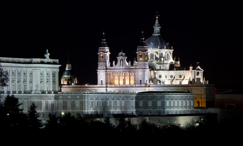 Catedral de Almudena (Catedral de la Almudena) - A Catedral de Almudena foi consagrada em 1993 pelo Papa João Paulo II, após mais de um século de construção. Esta catedral neoclássica com elementos neogóticos é dedicada à Virgem de Almudena, padroeira de Madrid.