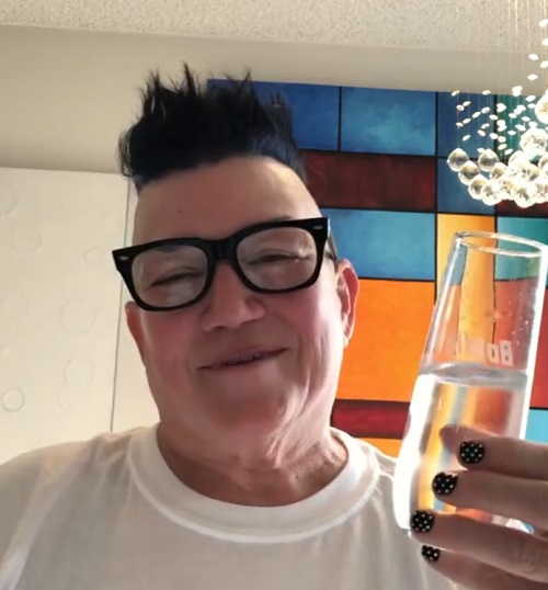 Lea DeLaria — A atriz de Orange Is the New Black reclamou dos aeroportos brasileiros, comparando-os a “uma partida brutal de futebol americano”. A declaração foi vista como uma crítica à infraestrutura, mas gerou desconforto entre fãs.