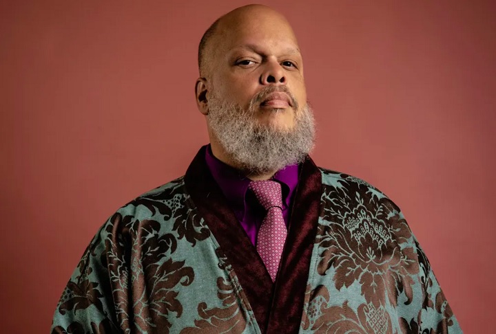 Ed Motta — Já chamou o público brasileiro de “gente simplória” e afirmou que o Brasil é uma “terra ignorante”, ao reclamar de pedidos para cantar em português nos shows