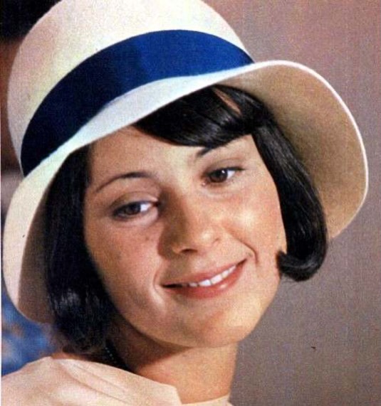 A estreia na televisão ocorreu em 1974, no teleteatro A Casa Fechada, exibido pela TV Cultura. No ano seguinte, antes de completar 21 anos, estreou na TV Globo como Malvina na novela Gabriela, exibida em 1975, papel que lhe rendeu o prêmio APCA de Revelação do Ano.
