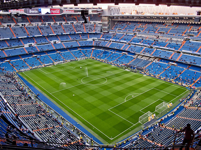 Estádio Santiago Bernabéu - Inaugurado em 1947, o Estádio Santiago Bernabéu é a casa do Real Madrid, um dos clubes de futebol mais bem-sucedidos do mundo. Após reforma concluída em 2023,  o estádio passou a  acomodar 85 mil espectadores. E ainda inclui um museu dedicado à história do clube.
