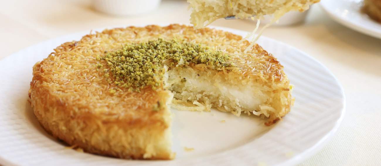 Kunafa (Egito e Levante) – Massa fina de semolina ou cabelo de anjo recheada com queijo ou nozes, regada com calda de açúcar.
