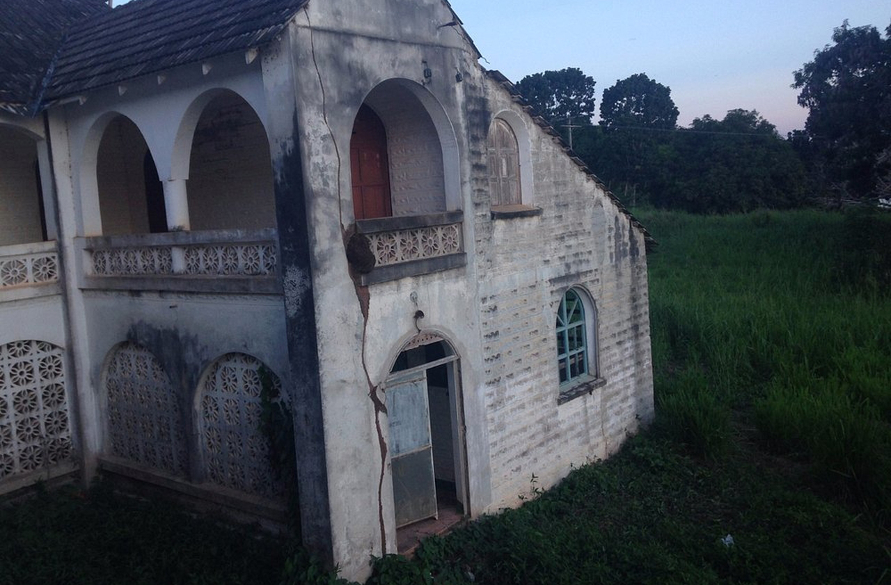 Fordlândia é considerada um museu a céu aberto e um prato cheio para fotógrafos. As ruínas industriais, casas decadentes e paisagens naturais criam cenários dramáticos. Nesse prisma, cada clique revela o contraste entre a grandiosidade humana e a força da floresta.