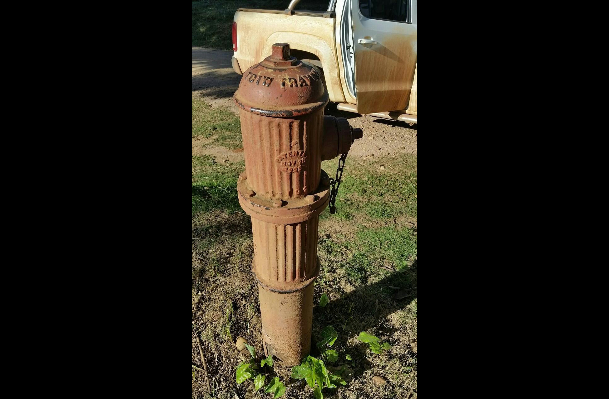 A estrutura erguida na selva, aliás, foi impactante: casas ao estilo de Michigan, hidrantes típicos dos Estados Unidos e até campo de golfe. A Vila Americana, construída em uma colina para aproveitar a brisa, ainda guarda vestígios desse estilo. Caminhar por ali é reviver uma tentativa de recriar o meio-oeste na Amazônia.