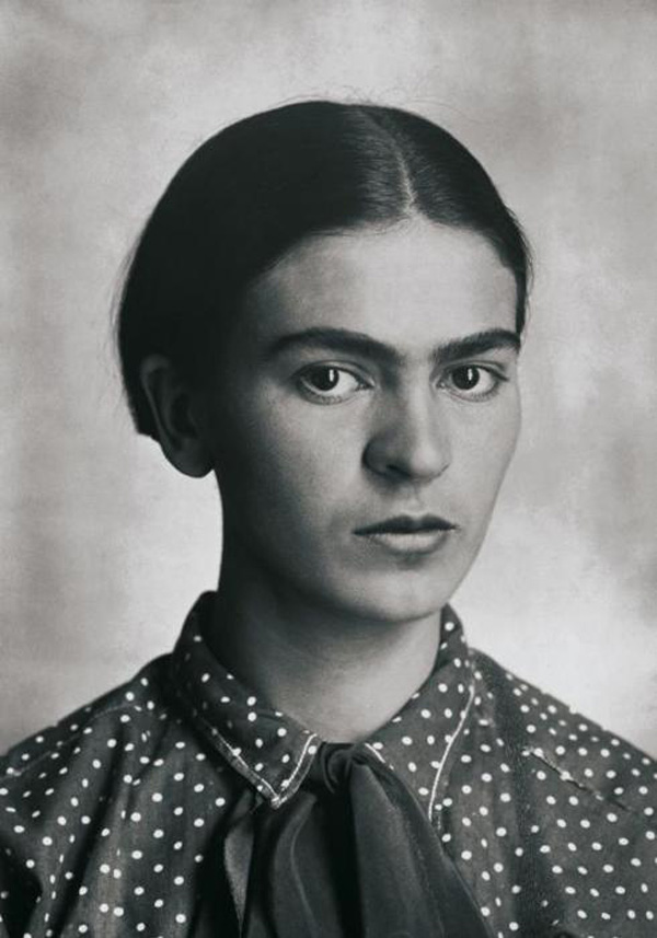 Magdalena del Carmen Frida Kahlo Calderón nasceu no dia 6 de julho de 1907 na vila de Coyoacán, no México. Ela é uma das personalidades do século 20 mais famosas, graças às suas obras de cores fortes e também pela personalidade marcante.

