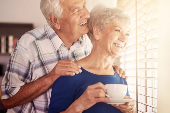 Antes, acreditava-se que as pessoas eram mais satisfeitas na juventude, passavam por uma fase difícil na meia-idade e voltavam a se sentir bem na velhice.