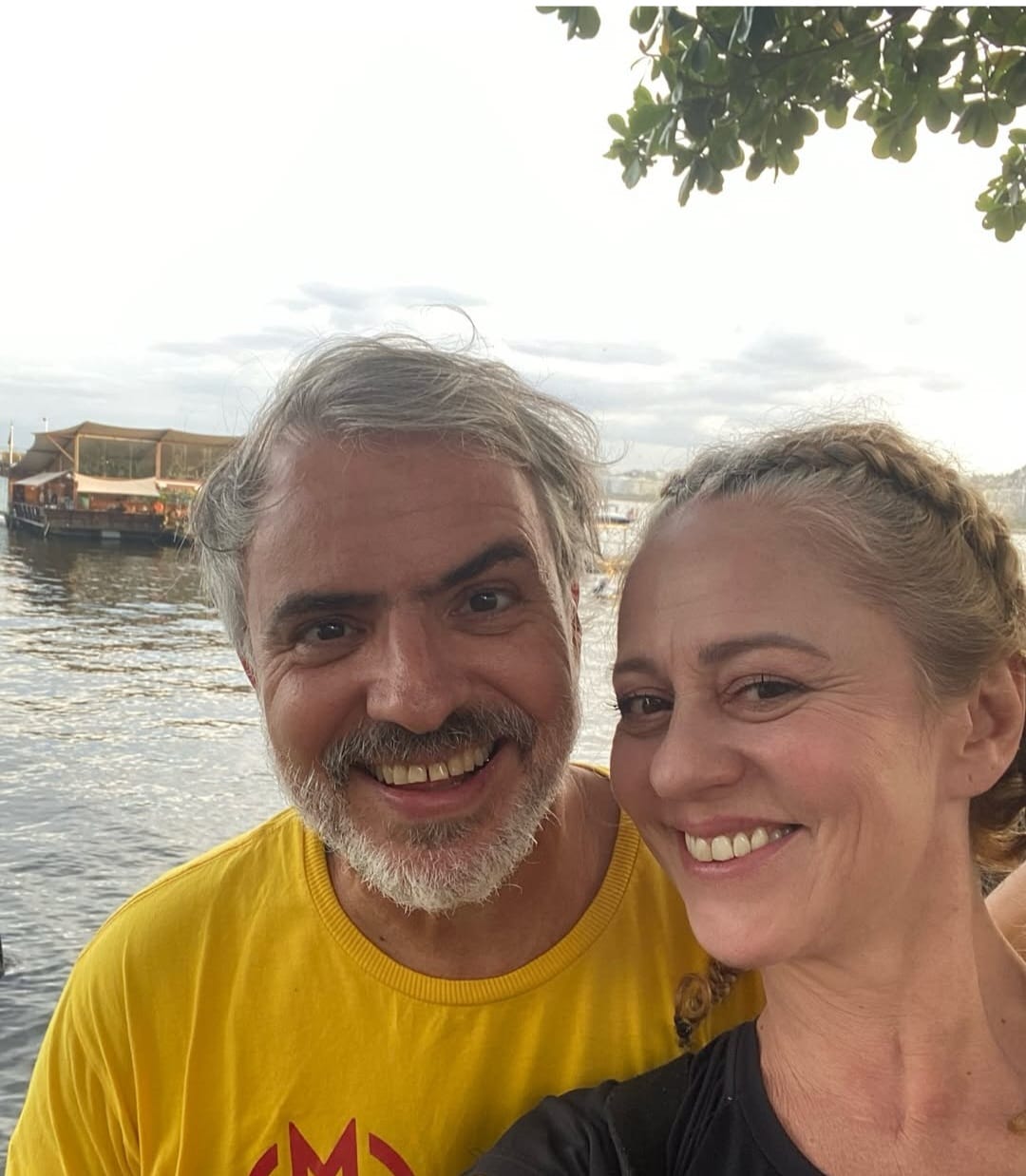 A atriz viveu um relacionamento de 16 anos com o roteirista André Paixão, de quem se separou em 2020. Em suas redes sociais, inclusive, a atriz costuma postar declarações ao amigo: “[..] Te amo, Dedé. André Paixão. Meu sócio e amigo e parceiro e … tão eu também. O eu que sou agora e que não existiria sem a gente. Obrigada por existir. Isso também me define. Que bom!”, escreveu a atriz.
