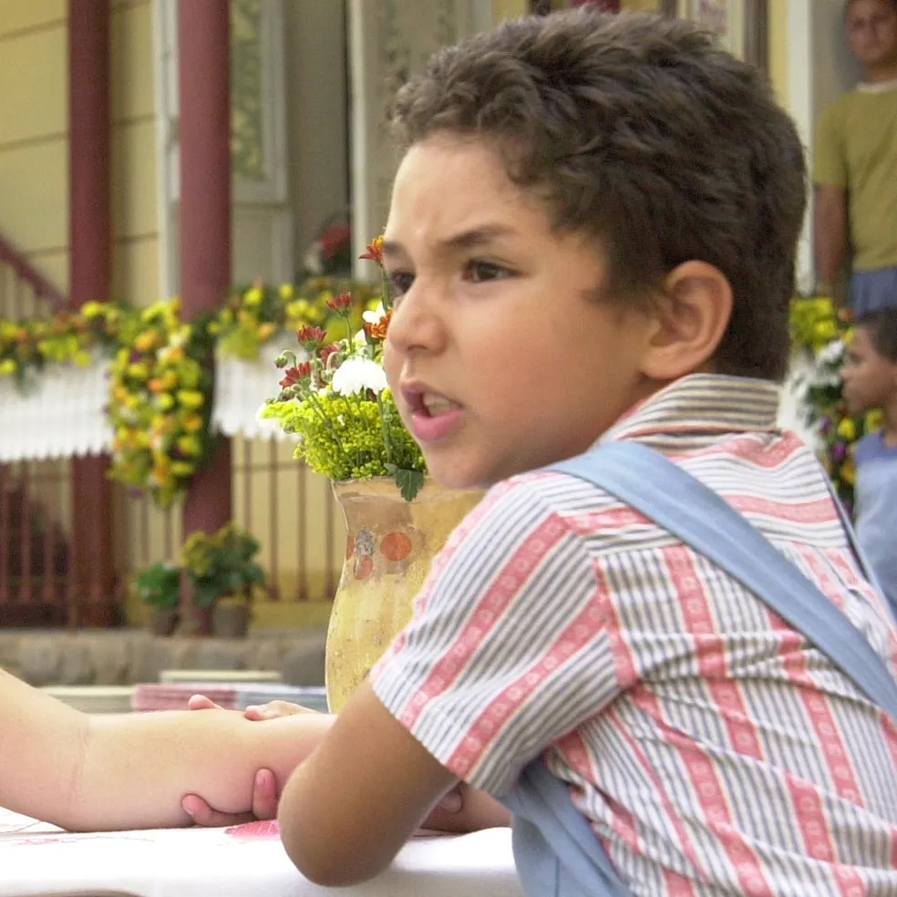 Caçula de dez irmãos, teve a carreira acompanhada de perto pela mãe até os 18 anos. Ele estreou ainda criança na TV Globo, em 2003, com uma participação na novela Kubanacan”.