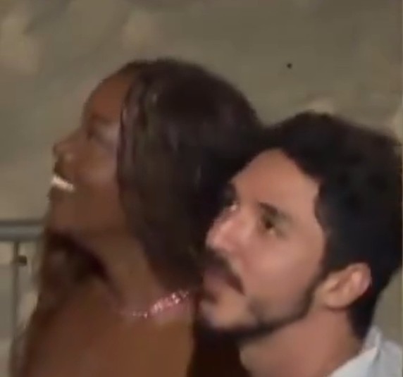 De acordo com o portal Leo Dias, o clima era de romance: eles estariam hospedados no hotel desde os últimos dias de 2025 e teriam trocado beijos na piscina da área VIP.
