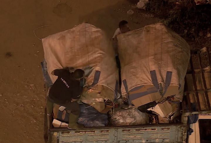 Segundo o documentário Zabbaleen: Cidade do Lixo (2016), a coleta é realizada principalmente por homens e crianças, que recolhem o lixo com carroças e caminhonetes.