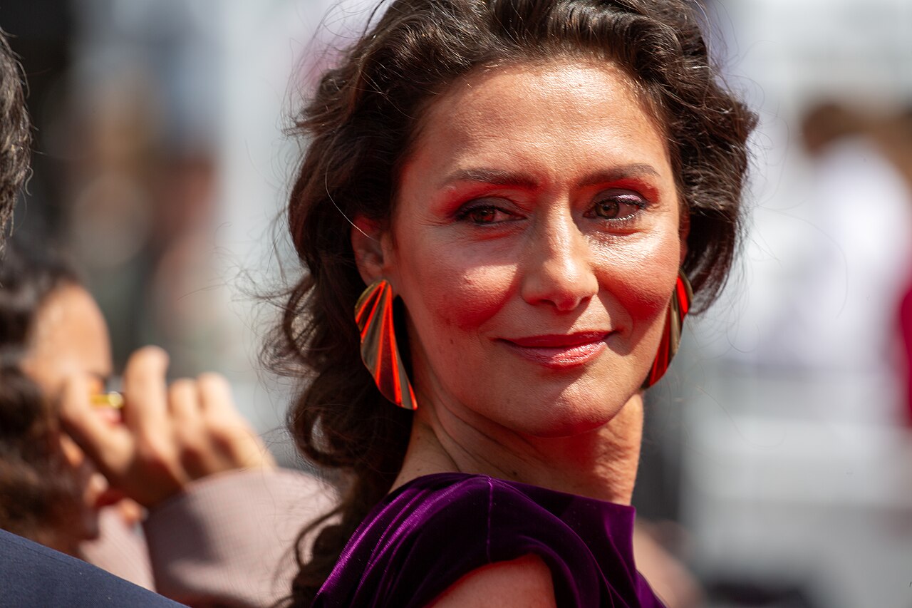 Sobre a diferença cultural entre França e Brasil, comentou: É difícil para mim. Vou dar um exemplo: gosto de chegar a uma boulangerie e dar bom dia, puxar papo com a dona, elogiar as tortas de morango… Isso é considerado quase uma ofensa, um desrespeito com quem está esperando para ser atendido“.