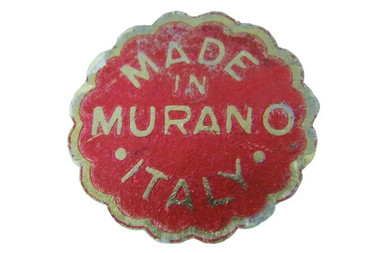 O selo “Made in Murano” é garantia de exclusividade e qualidade que chegam aos colecionadores e galerias espalhados por todos os continentes. Essa marca fortalece o prestígio internacional da ilha, e o vidro, por sua vez, torna-se embaixador cultural da Itália.