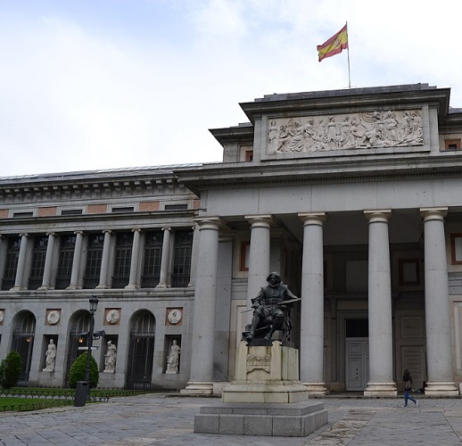 O Museu do Prado conta com uma coleção rica, que abrange desde a obra renascentista até o barroco, incluindo obras-primas de grandes artistas como Diego Velázquez, Francisco de Goya e El Greco.