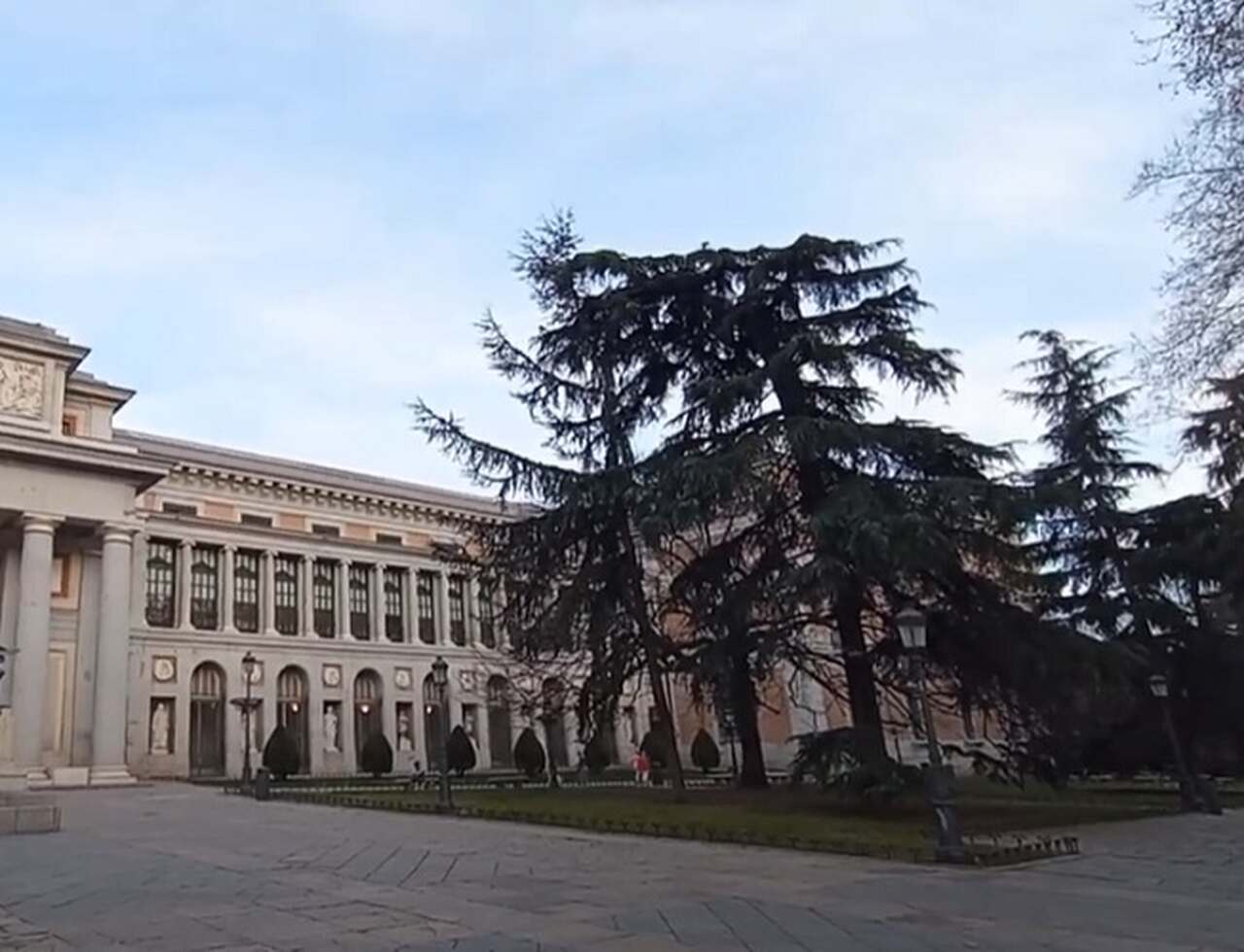 O Museu do Prado tem sido um pilar da cultura e educação artística em Madri desde a sua inauguração. Projetado por Juan de Villanueva, o edifício original foi criado como Gabinete de Ciências Naturais, mas, ao longo do tempo, tornou-se um centro dedicado a quadros e artes visuais.