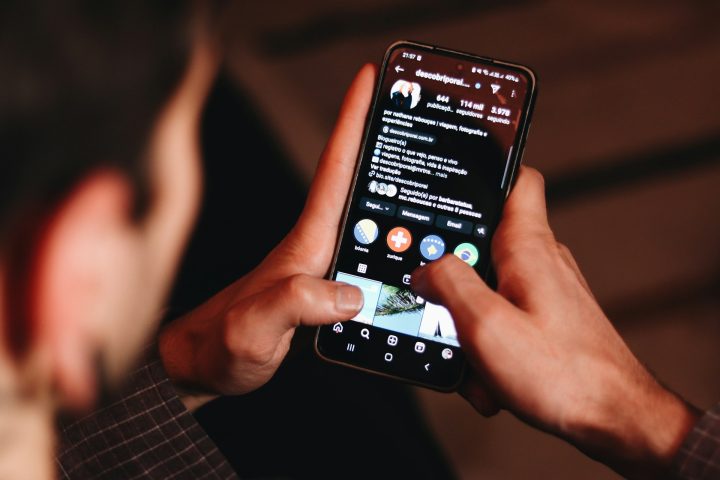 Ela também destaca que a liberdade prometida pela era digital transformou-se em uma falsa obrigação por performance.