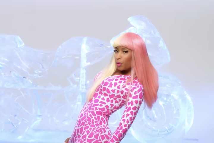 O disco revelou hits como “Super Bass” e mostrou sua capacidade de transitar entre o rap agressivo e o pop, algo que se tornaria uma de suas marcas.