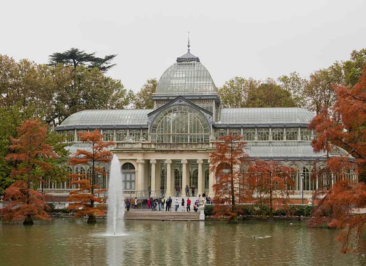 Palácio de Cristal - Construído em 1887 no Parque do Retiro, o Palácio de Cristal é uma estrutura de ferro e vidro inspirada no Crystal Palace de Londres. Originalmente destinado a uma exposição de flora das Filipinas, hoje é usado para exposições de arte contemporânea.