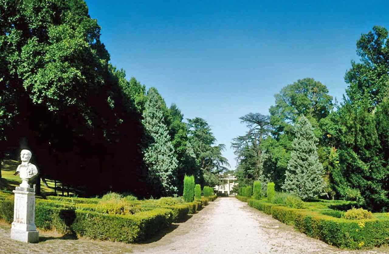 Parque de El Capricho - Criado no final do século XVIII, o Parque de El Capricho é um dos parques mais belos e menos conhecidos de Madrid. Este jardim histórico foi projetado pela Duquesa de Osuna e combina estilos franceses, ingleses e italianos.