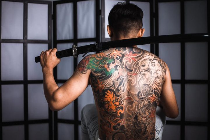 No Japão, as tatuagens ganharam destaque artístico, especialmente no estilo irezumi, associado inicialmente a rituais religiosos e mais tarde à Yakuza, tornando-se uma tradição estética rica em detalhes.