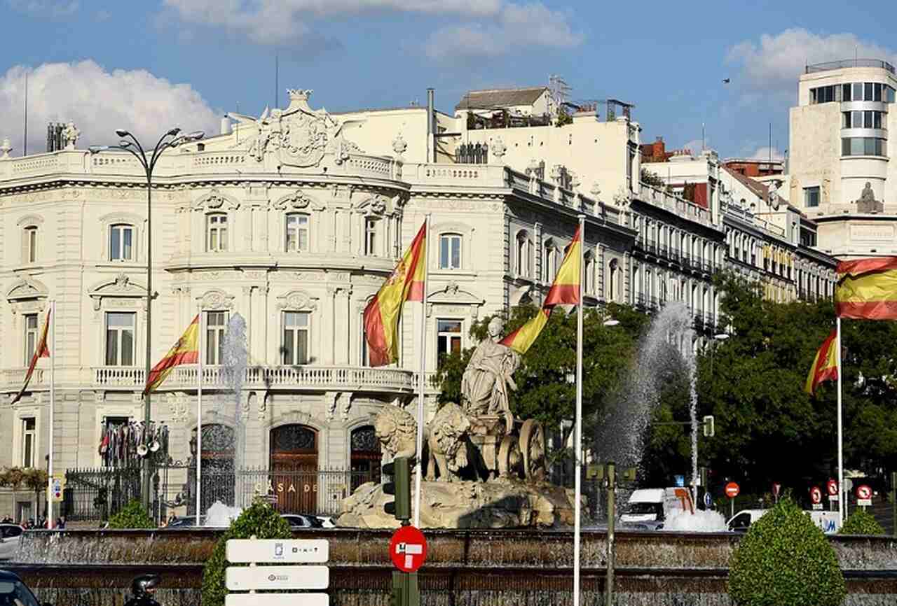 Plaza de Cibeles - A Plaza de Cibeles é uma das praças mais famosas de Madrid, dominada pela Fonte de Cibeles, construída em 1782. É um símbolo da cidade e um local tradicional para as celebrações do Real Madrid. A praça também abriga o impressionante Palácio de Cibeles.