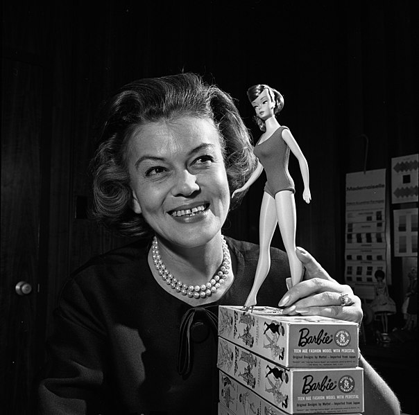 A boneca Barbie foi criada em 1959 pela empresária norte-americana Ruth Handler e recebeu o nome completo de Barbara Millicent Roberts. Lançada pela Mattel como uma boneca que representava uma mulher adulta, em contraste com as bonecas infantis predominantes até então, a Barbie foi inspirada na boneca alemã Bild Lilli e concebida para permitir que crianças imaginassem futuros possíveis, enquanto exploravam diferentes profissões, estilos de vida e identidades.
