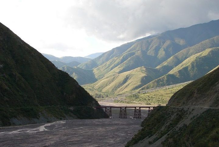A viagem começa em Salta, de ônibus, e passa por lugares históricos como a Quebrada del Toro e o Campo Quijano.