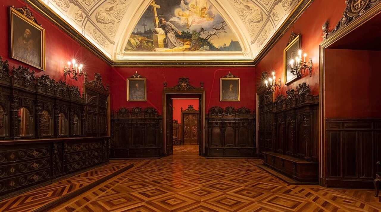 Real Basílica de San Francisco el Grande - Construída no século XVIII, esta basílica neoclássica é famosa por sua grande cúpula, uma das maiores da Europa. O interior da basílica abriga importantes obras de arte, incluindo obras de arte de Francisco de Goya.