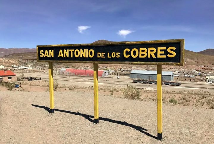 O embarque no trem acontece a 3.775 metros de altitude, em San Antonio de los Cobres.