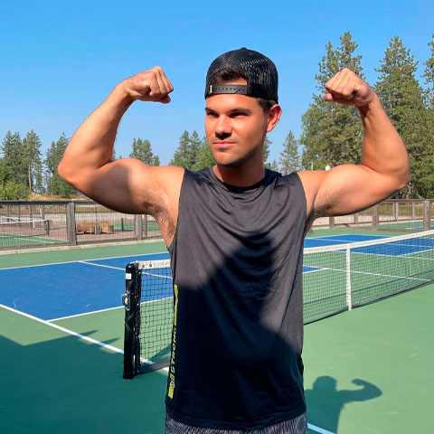 Taylor Lautner — Em entrevista a David Letterman, em 2010, o ator comentou sobre sua vinda ao Brasil para divulgar A Saga Crepúsculo: Lua Nova em 2009. Ele criticou a “agressividade” das fãs brasileiras, dizendo que foi surpreendido por mulheres que o agarravam no aeroporto.