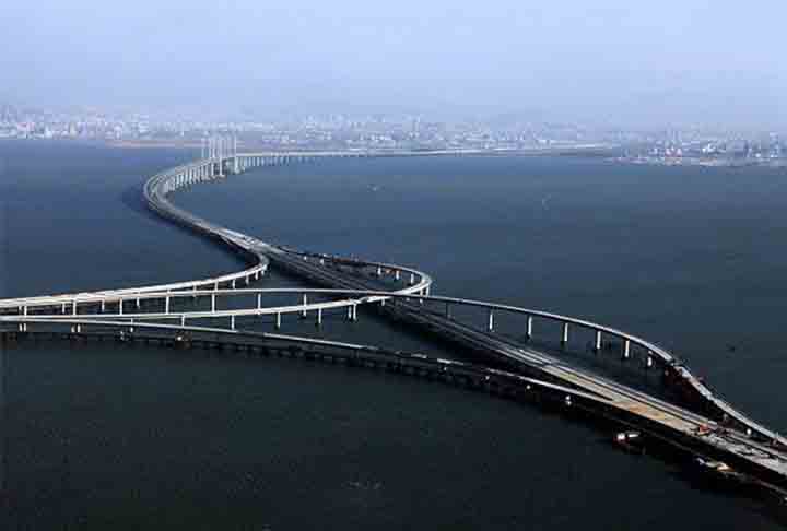 A ponte é um viaduto na linha de Alta Velocidade Pequim-Xangai. Ela é uma ponte por onda passam (ou voam) trens-bala a uma velocidade média de 350 km/h.