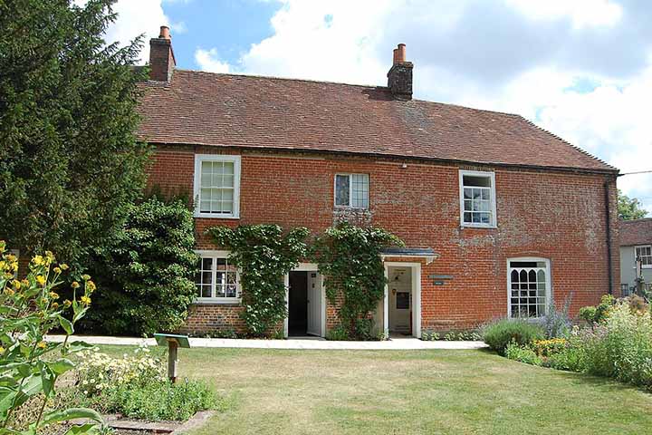 Após sua morte, em 18 de julho de 1817, aos apenas 41 anos, possivelmente em decorrência de uma doença crônica ainda debatida por estudiosos, foram publicados “Persuasão” e “A Abadia de Northanger”. Ela morreu em em uma casa na College Street, em Winchester, onde buscava tratamento.
