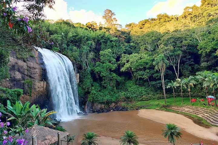 A Cachoeira Grande, em Lagoinha, é um refúgio natural que se destaca pela beleza, tranquilidade e boa estrutura.