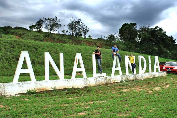 Analândia, cidade localizada a pouco mais de três horas de carro de São Paulo, é uma ótima opção de refúgio para quem quer escapar do barulho, dos engarrafamentos e da pressa da capital sem precisar fazer um grande deslocamento. 

