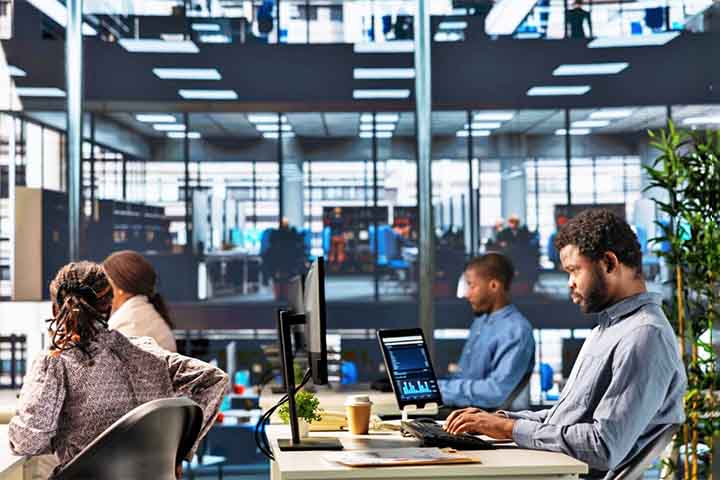 O mercado é um dos mais aquecidos do país, com vagas em empresas de tecnologia, startups, indústria e também no setor público. A alta demanda é sustentada pela transformação digital em todos os setores.