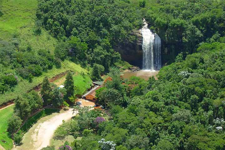 A cachoeira fica no histórico Caminho Velho da Rota Real e já foi até cenário de filmes do cineasta brasileiro Amácio Mazzaropi.
