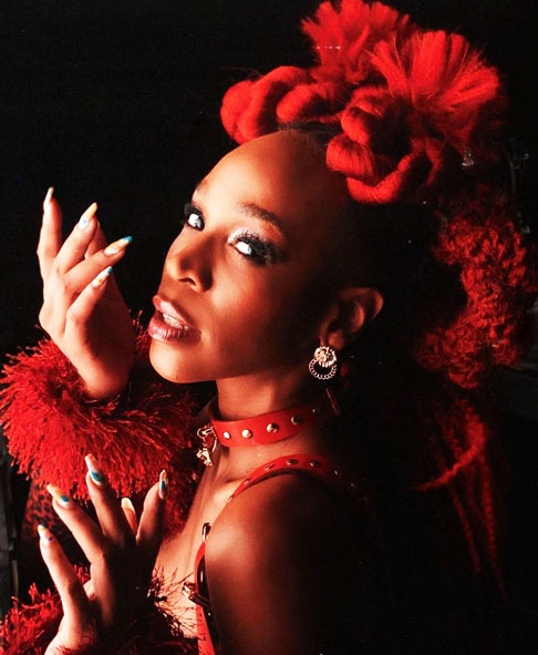 Karoline dos Santos de Oliveira, mais conhecida como Karol Conká, é uma rapper, cantora, compositora, produtora e apresentadora brasileira. Nascida em Curitiba, também ficou marcada por ter participado do Big Brother Brasil 21.