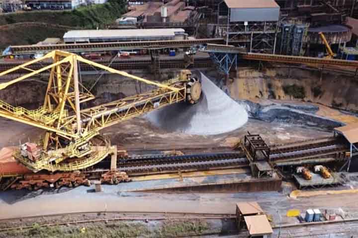 O mercado é impulsionado pela mineração e commodities, com vagas em mineradoras, consultorias e órgãos públicos. É uma profissão estratégica para regiões com forte atividade mineral.