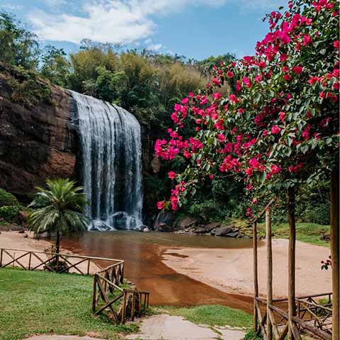 Além do visual contemplativo, a cachoeira é um ponto famoso para a prática de esportes de aventura, especialmente o rapel. 