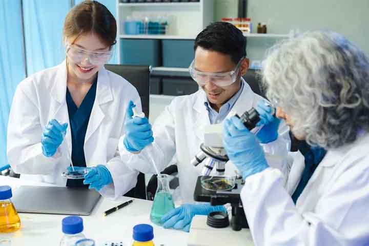 Engenheiros químicos e afins – R$ 11.181 – graduação em Engenharia Química (5 anos), com foco em processos industriais e pesquisa de novos materiais. Atua no controle de qualidade e inovação.
