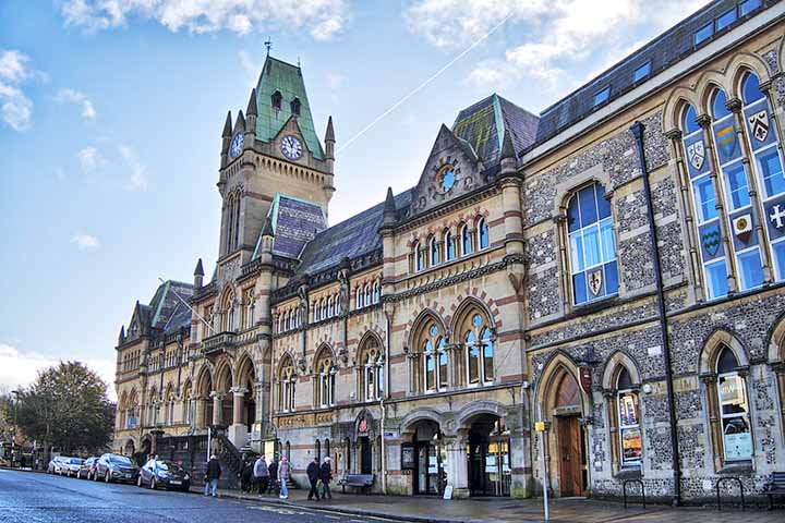 Jane Austen nasceu em 16 de dezembro de 1775, em Steventon, uma pequena localidade rural no condado de Hampshire, na Inglaterra, região onde viria a morrer também. 
