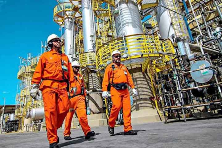 O mercado abrange indústrias petroquímicas, farmacêuticas e de biotecnologia, com vagas em fábricas, laboratórios e centros de pesquisa. A versatilidade da formação é um diferencial.