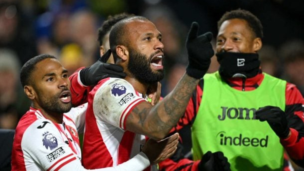 Com os dois gols que marcou no 3 a 0 do Brentford sobre o Sunderland, ele se torna o brasileiro que mais marcou em uma única edição do Inglês