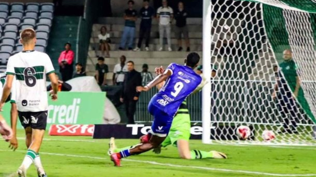 Coxa saiu perdendo por 2 a 0, desperdiçou um pênalti, conseguiu o empate, mas sofreu o gol da derrota na sequência